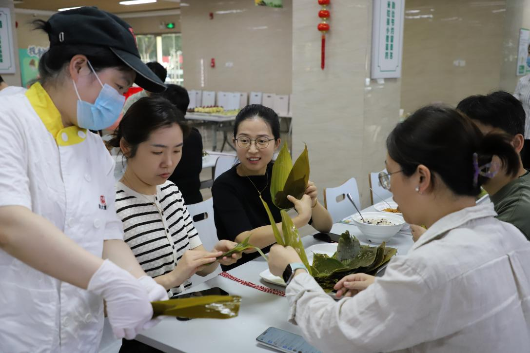 国产日韩精品欧美一区喷